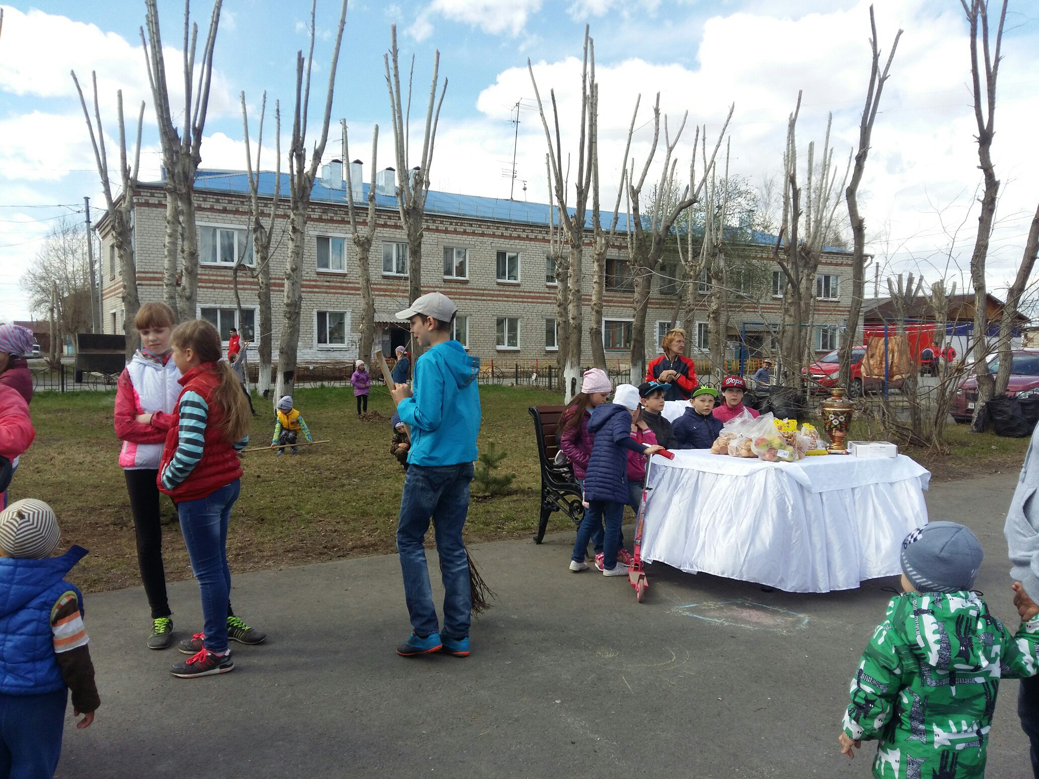 Народу в районе Матмасы собралось много, жители накрыли стол, чтобы пить чай во время отдыха между работой. Народу в районе Матмасы собралось много, жители накрыли стол, чтобы пить чай во время отдыха между работой.