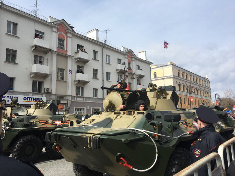 Лица у танкистов серьёзные. Улыбаться им не положено, а глазеть по сторонам очень даже можно Лица у танкистов серьёзные. Улыбаться им не положено, а глазеть по сторонам очень даже можно