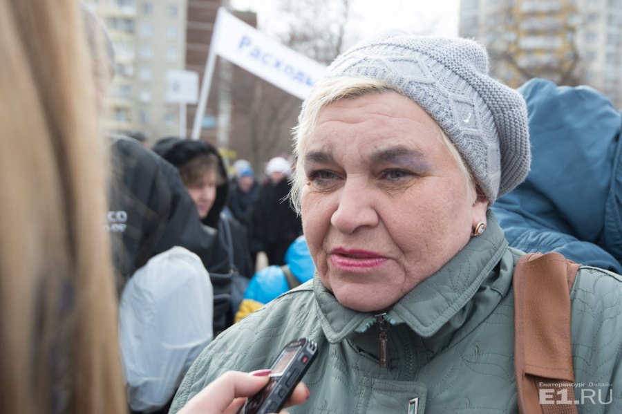 Медработник автобусного предприятия № 2 Марина Чиванова пришла на митинг, несмотря на больничный.
Медработник автобусного предприятия № 2 Марина Чиванова пришла на митинг, несмотря на больничный.