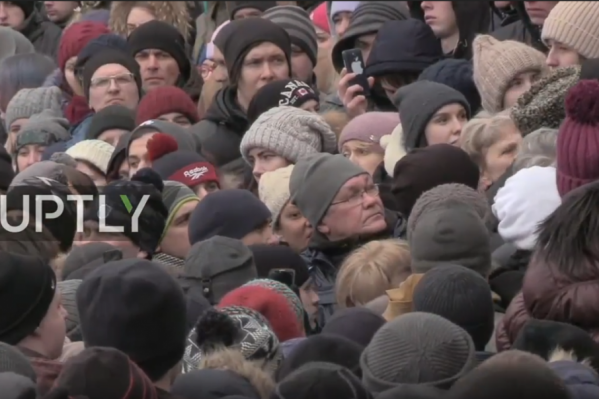 Кадр из прямой трансляции. На митинг пришли не только родственники погибших, но и неравнодушные горожане Кадр из прямой трансляции. На митинг пришли не только родственники погибших, но и неравнодушные горожане