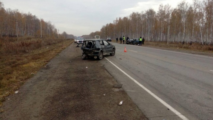 Два ВАЗа столкнулись на трассе в Челябинской области