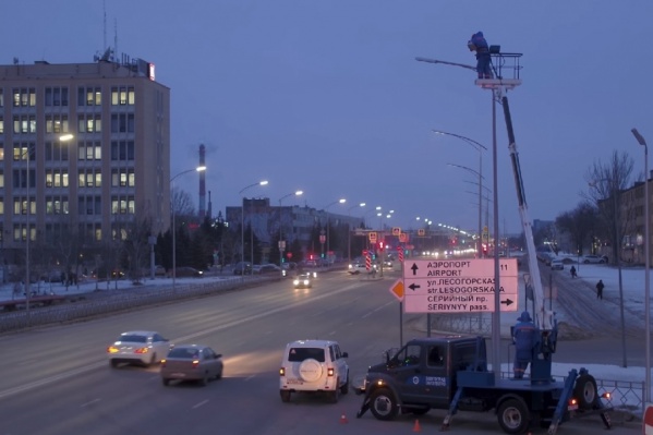 Над шоссе Авиаторов загорелось 753 новых светильника Над шоссе Авиаторов загорелось 753 новых светильника