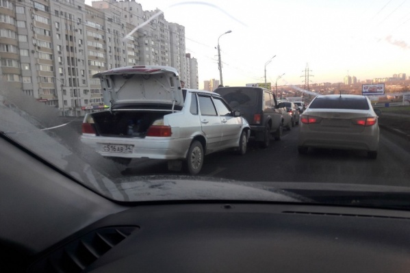 На дороге растет большая пробка На дороге растет большая пробка