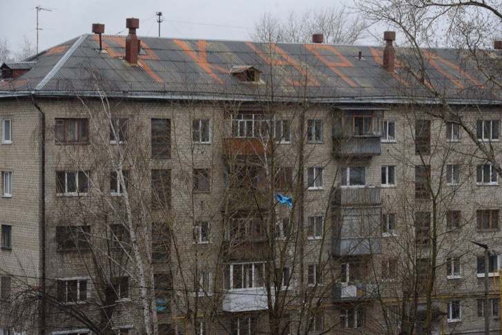 Надпись "ФК Урал" перекрыла половину ранее написанного слова.
Надпись "ФК Урал" перекрыла половину ранее написанного слова.