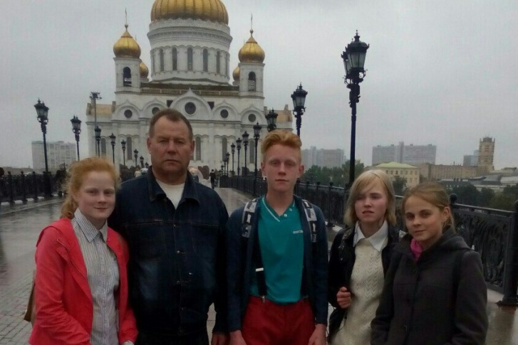 Фёдор Мошев и его четверо детей у храма Христа Спасителя в Москве