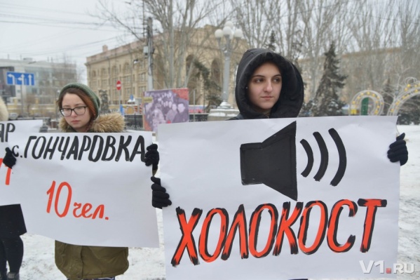 То, что значок на плакате обозначает просьбу нажать на клаксон, поняли не все водители То, что значок на плакате обозначает просьбу нажать на клаксон, поняли не все водители