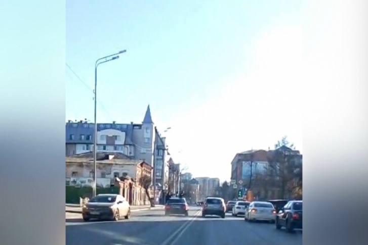 Видите черную машину на середине дороги? Водителя не смущает, что он мчит по встречке. А вот другие водители опасаются: неизвестно, что ещё придумает автолихач Видите черную машину на середине дороги? Водителя не смущает, что он мчит по встречке. А вот другие водители опасаются: неизвестно, что ещё придумает автолихач