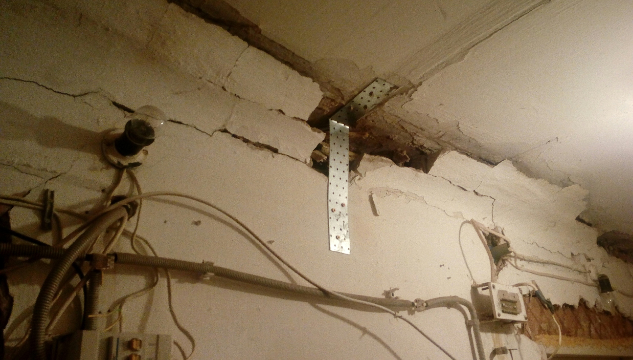 Щель между стеной и потолком управляющая компания скрепила при помощи пены и скобы