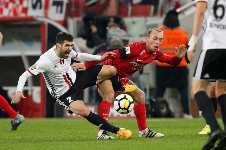 Александар Милькович (слева) едва не забил третий гол в ворота «Локо» уже в добавленное время