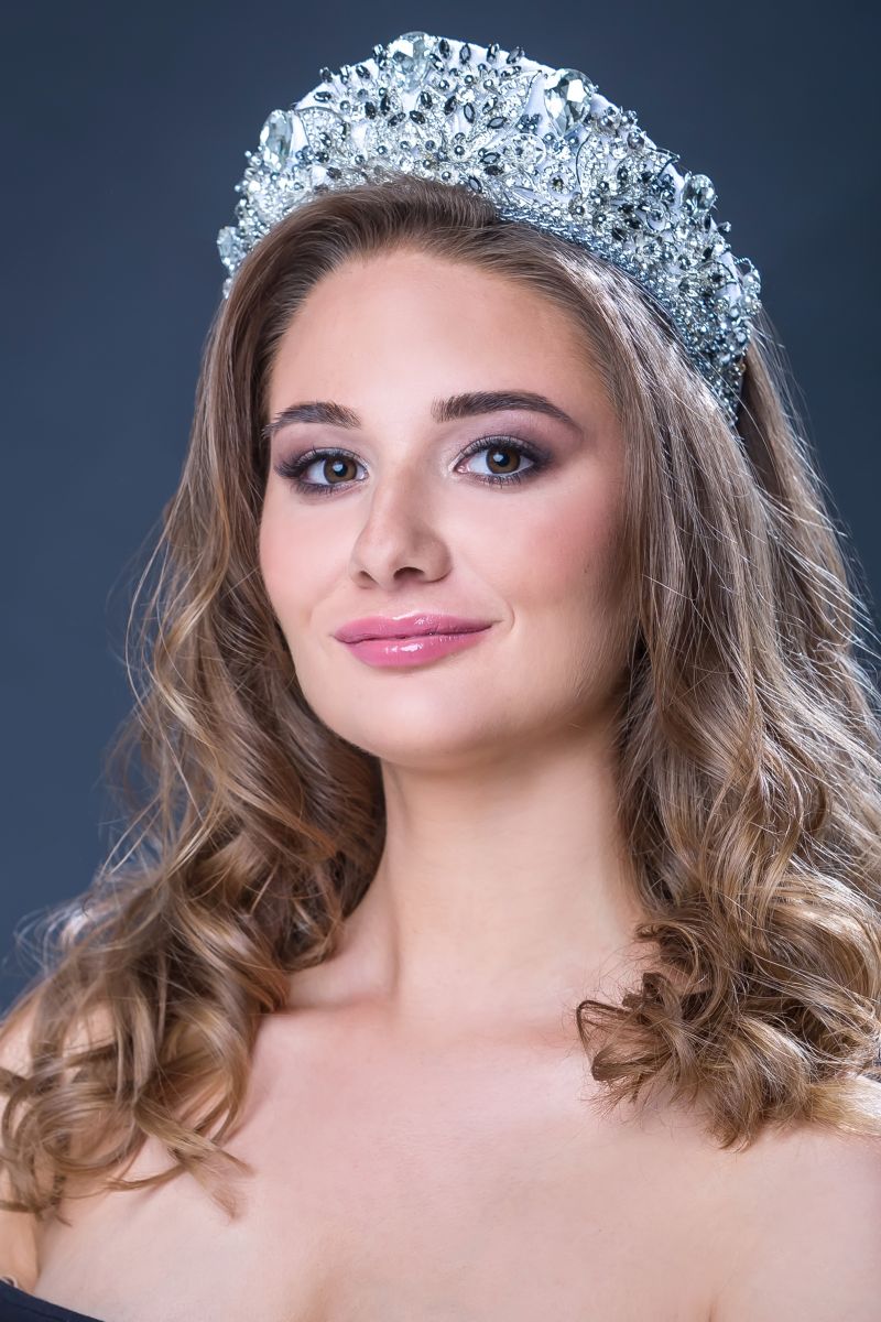 21-летняя Ксения Казанцева: "Я разносторонняя, яркая, творческая личность, патриот своей страны и просто человек-оптимист. Студентка Юридического университета, ценный сотрудник администрации Чкаловского района. Источник вдохновения и прекрасного настроения для меня – это красота в деталях. Живи здесь и сейчас, радуйся, не сдавайся – шире улыбайся и оставайся леди в любой ситуации – вот он мой жизненный девиз!"
21-летняя Ксения Казанцева: "Я разносторонняя, яркая, творческая личность, патриот своей страны и просто человек-оптимист. Студентка Юридического университета, ценный сотрудник администрации Чкаловского района. Источник вдохновения и прекрасного настроения для меня – это красота в деталях. Живи здесь и сейчас, радуйся, не сдавайся – шире улыбайся и оставайся леди в любой ситуации – вот он мой жизненный девиз!"