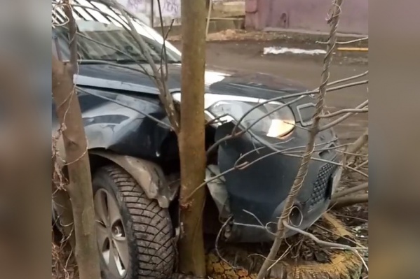 У ярославца угнали машину и разбили на соседней улице У ярославца угнали машину и разбили на соседней улице
