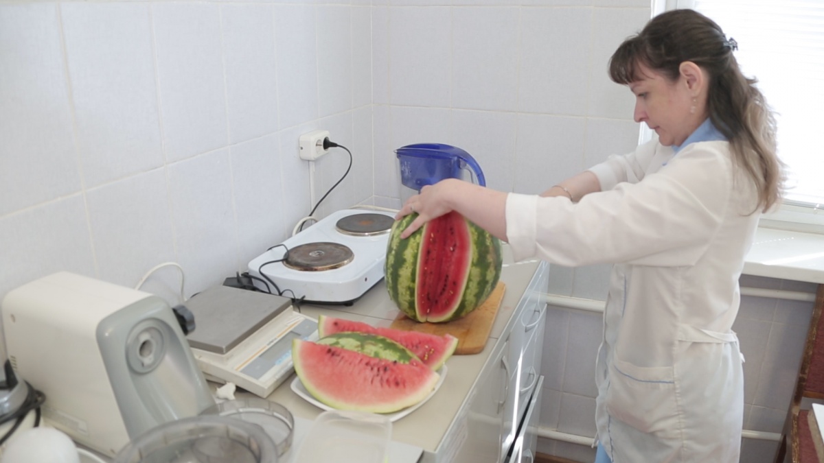 Пробы берут с разных сторон арбуза, чтобы получить средние данные Пробы берут с разных сторон арбуза, чтобы получить средние данные