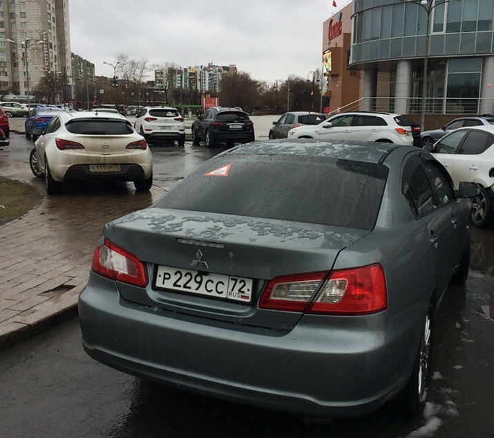 У ресторана «Счастье» тюменские автохамы перегораживают не только тротуары, но и проезды У ресторана «Счастье» тюменские автохамы перегораживают не только тротуары, но и проезды