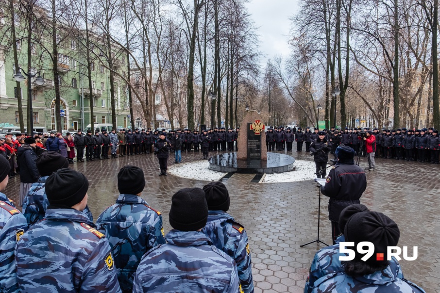 Почтить память погибших  собрались коллеги, родственники, сотрудники ОМОНа и краевого МВД