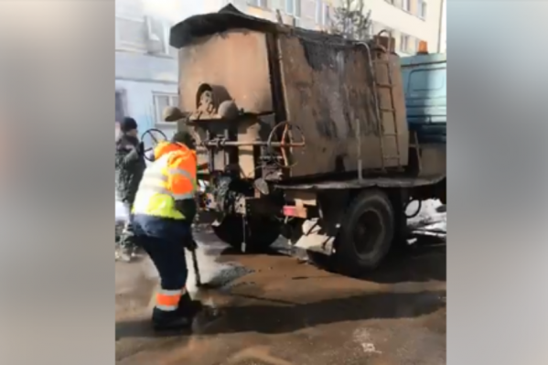На Рыкачёва асфальтируют лужи На Рыкачёва асфальтируют лужи