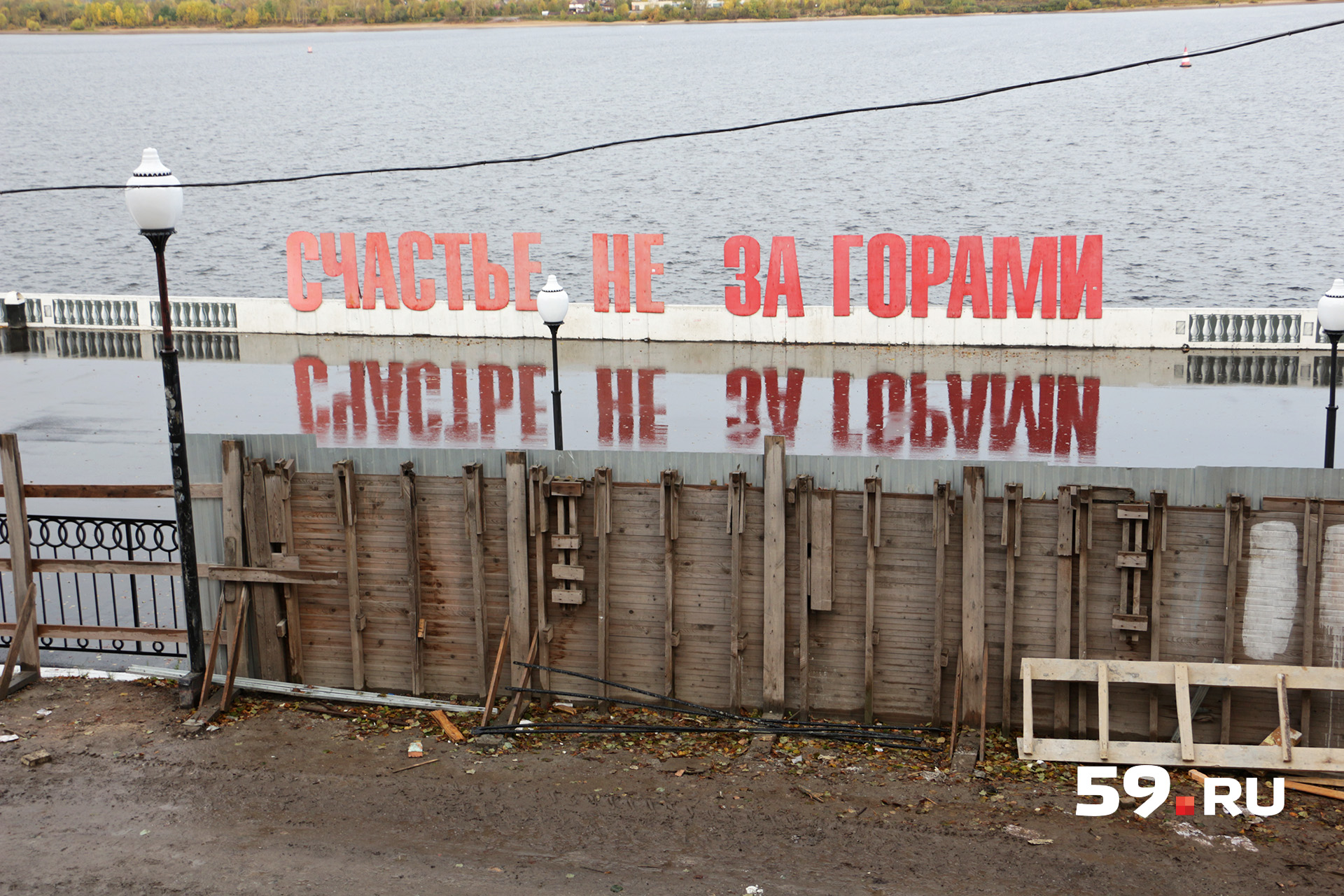 Из окон здания хорошо виден популярный арт-объект Из окон здания хорошо виден популярный арт-объект