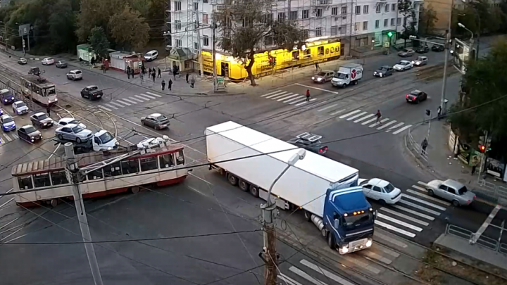 В Челябинске момент схода трамвая с рельсов попал на видео