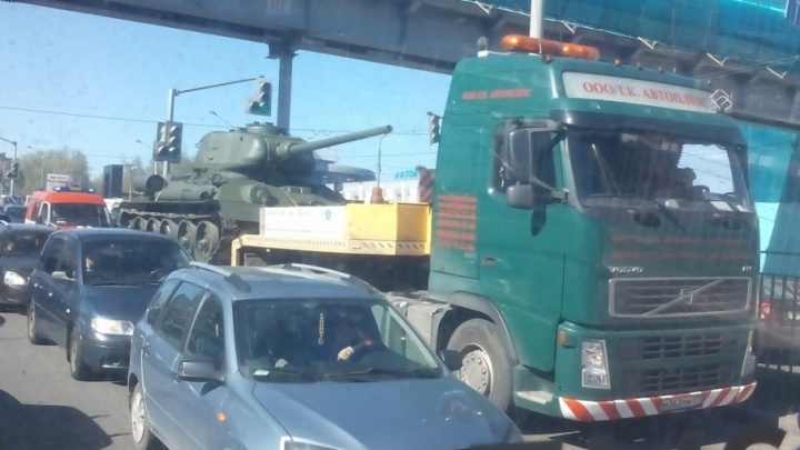 Танки едут: что стало причиной громадной пробки на Московском проспекте