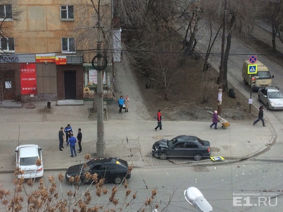 Аварии здесь происходят круглый год. У Александра уже скопилась подборка фото с проблемного перекрёстка
Аварии здесь происходят круглый год. У Александра уже скопилась подборка фото с проблемного перекрёстка