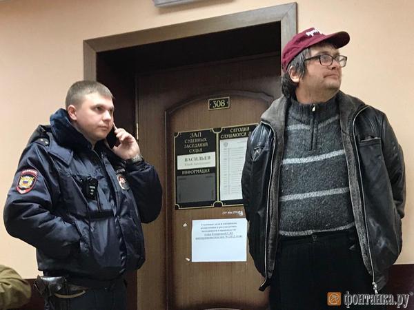 Вадим Лифшиц (справа) в здании Приморского суда Санкт-Петербурга//Александр Ермаков/"Фонтанка.ру"