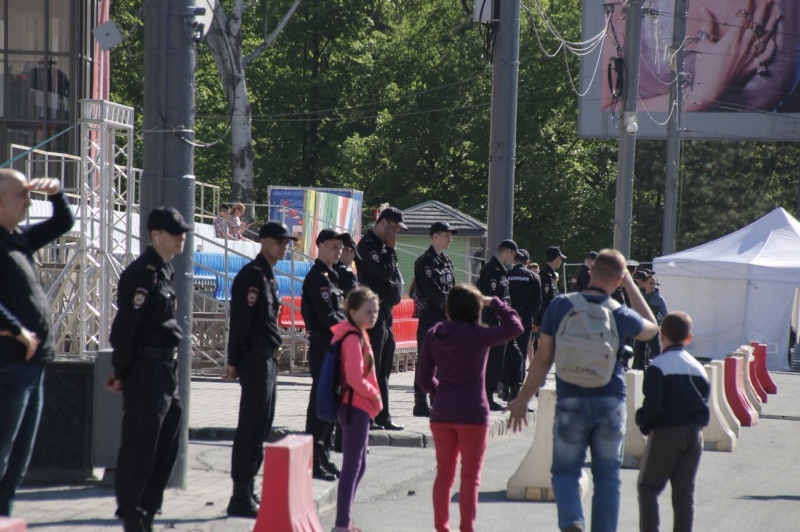 По периметру Театралки дежурят полицейские По периметру Театралки дежурят полицейские