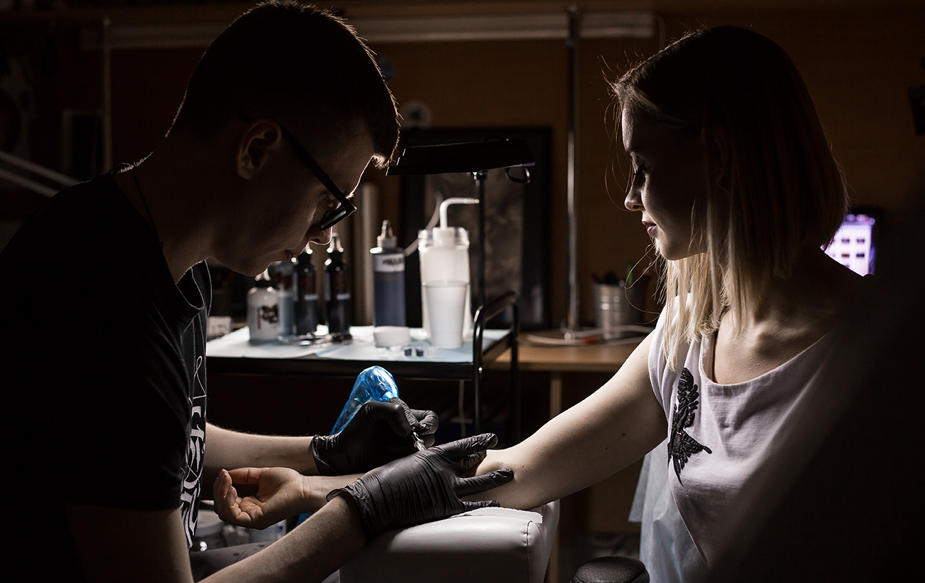 В процессе нанесения татуировки ничто не должно отвлекать мастера от работы