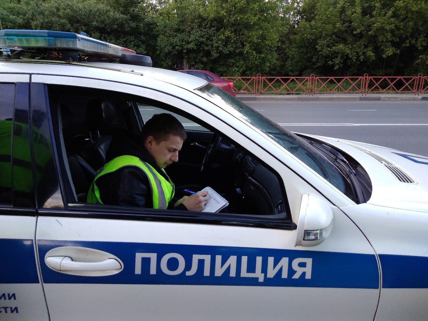 За излишнюю тонировку водителям выписывают по 500 рублей штрафа и требование устранить нарушение За излишнюю тонировку водителям выписывают по 500 рублей штрафа и требование устранить нарушение