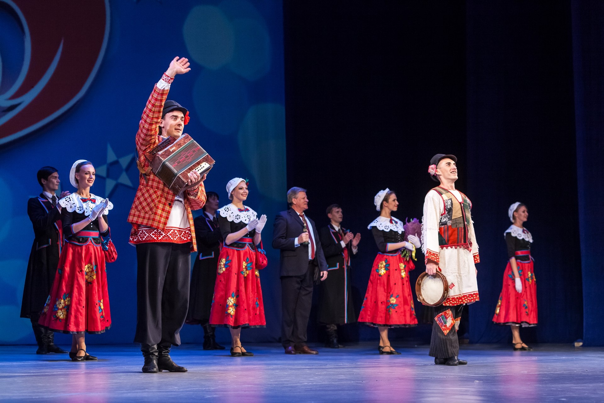 Зрители с восторгом посмотрели выступление ансамбля из Беларуси, открывшего фестиваль