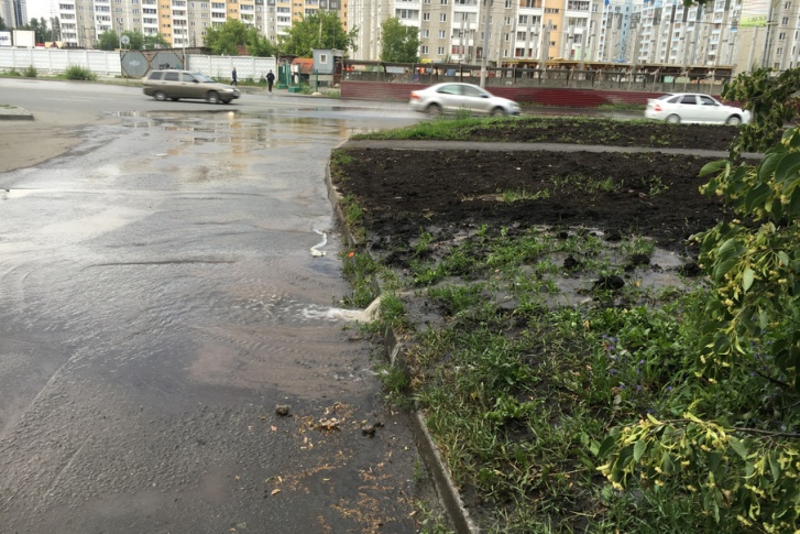 На месте аварии только закончился ремонт водовода, трава еще не успела вырасти На месте аварии только закончился ремонт водовода, трава еще не успела вырасти
