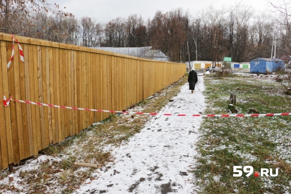 Место с повышенным радиационным фоном оцеплено, но люди проходят через него Место с повышенным радиационным фоном оцеплено, но люди проходят через него