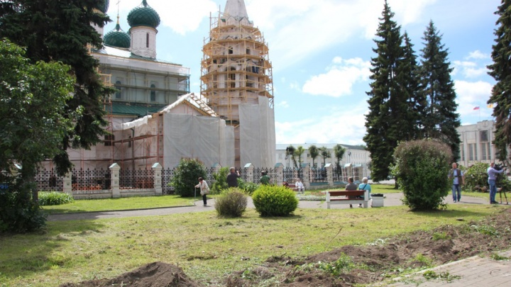 В зоне ЮНЕСКО в Ярославле старые деревья и газоны меняют на новые