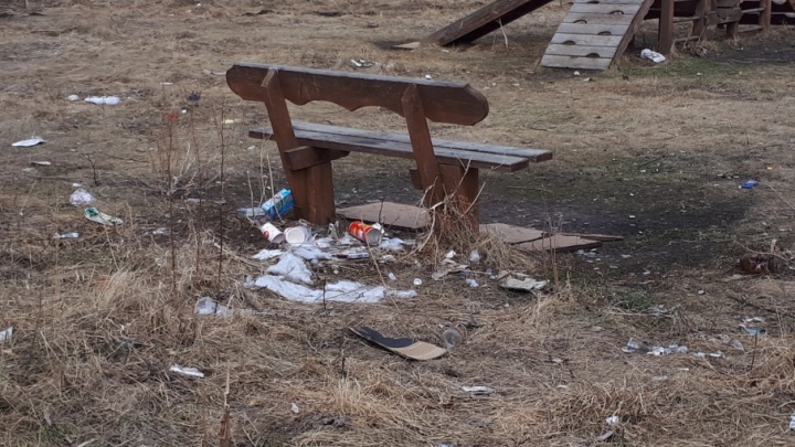 «Это не детская площадка, а мусорка»: разбираемся, кто отвечает за уборку челябинских дворов