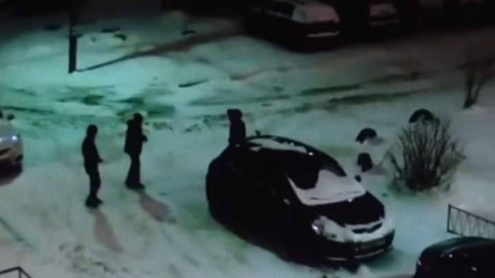 Били стёкла ради забавы: ярославская полиция ищет автомобильных вандалов