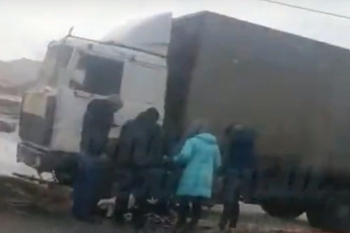 Водитель грузовика въехал в остановку Водитель грузовика въехал в остановку