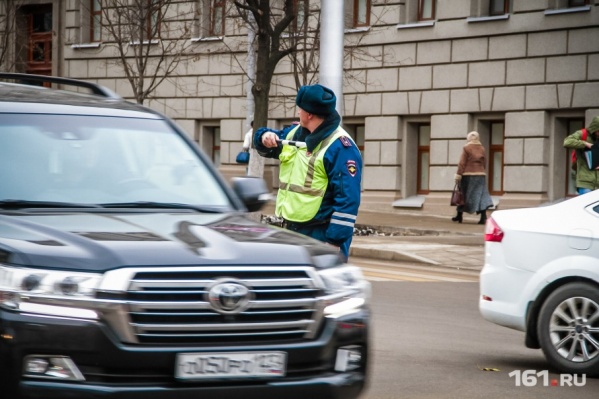 Полицейские потребовали водителя остановиться, чтобы проверить документы Полицейские потребовали водителя остановиться, чтобы проверить документы