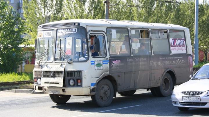 Женщина выпала из маршрутки на проезжую часть в Челябинске