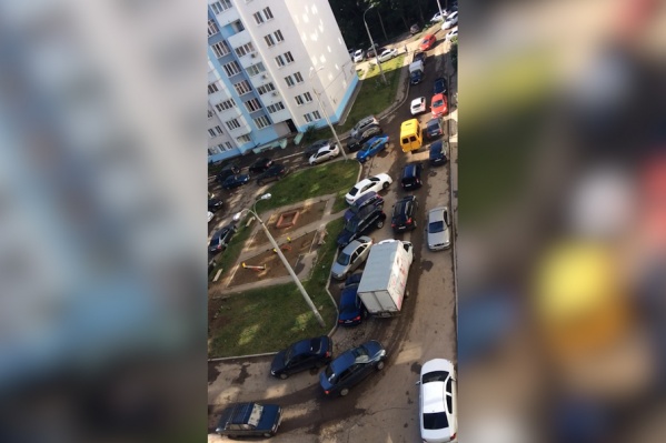 Местные жители тратят огромное количество времени, чтобы выехать из собственного двора Местные жители тратят огромное количество времени, чтобы выехать из собственного двора