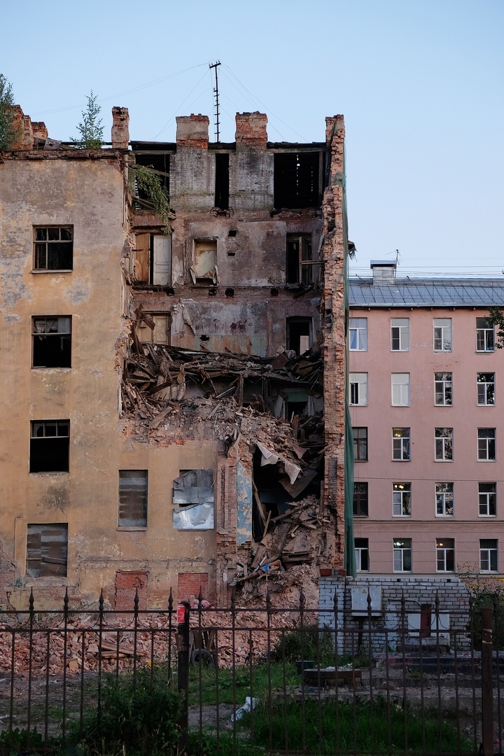 Поврежденный дом в санкт петербурге. Разрушенное кирпичное здание 1906 года в Питере. Разрушенное здание. Разрушенные здания СПБ. Разрушение дома.