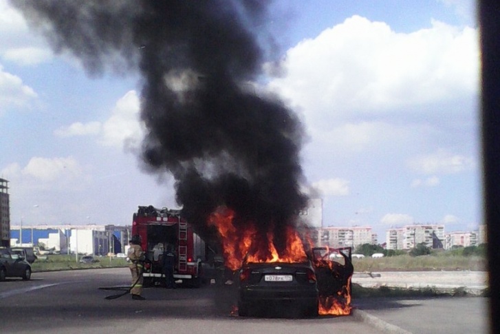 Пассажиры успели покинуть салон автомобиля до его возгорания