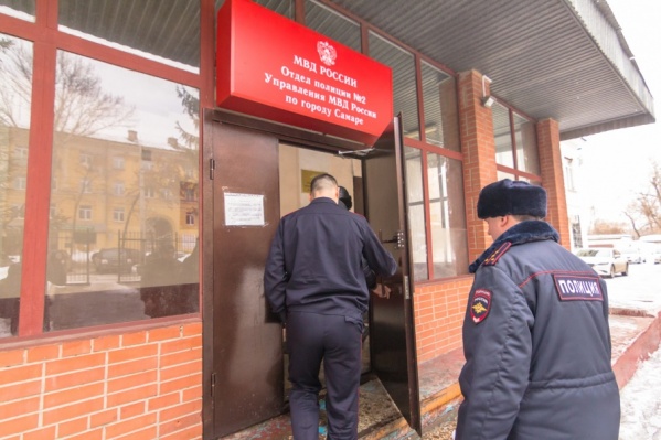 Мужчину задержали при передаче взятки полицейскому Мужчину задержали при передаче взятки полицейскому