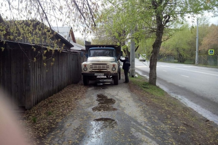 Автохам на улице Интернациональной. Грузовик, стоящий на тротуаре, сложно не только объехать с детской коляской, но и просто обойти Автохам на улице Интернациональной. Грузовик, стоящий на тротуаре, сложно не только объехать с детской коляской, но и просто обойти