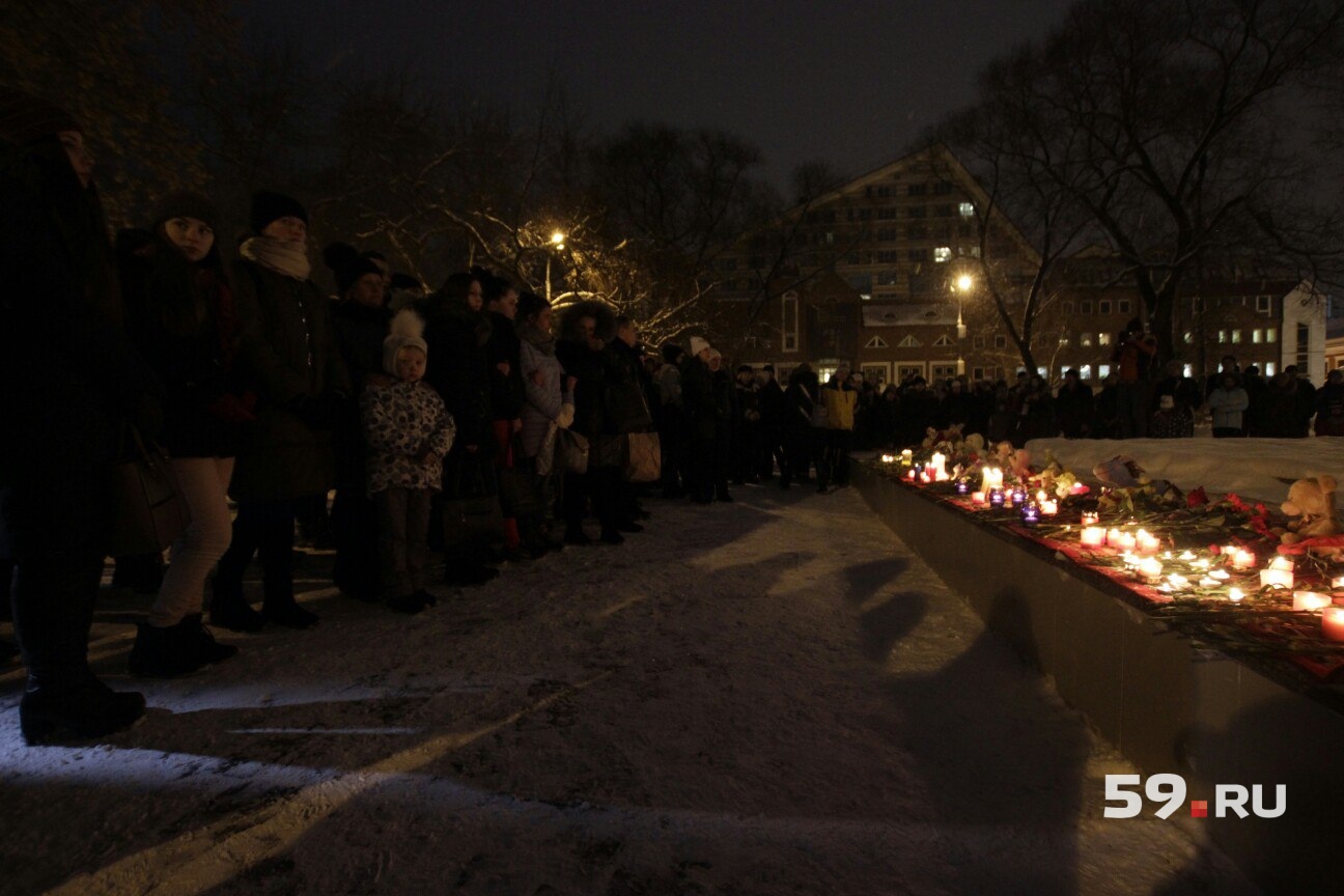 В сквер сегодня пришло около 300 человек В сквер сегодня пришло около 300 человек