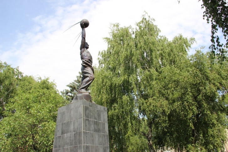 Скульптура «Спутник» на площади Энергетиков Скульптура «Спутник» на площади Энергетиков