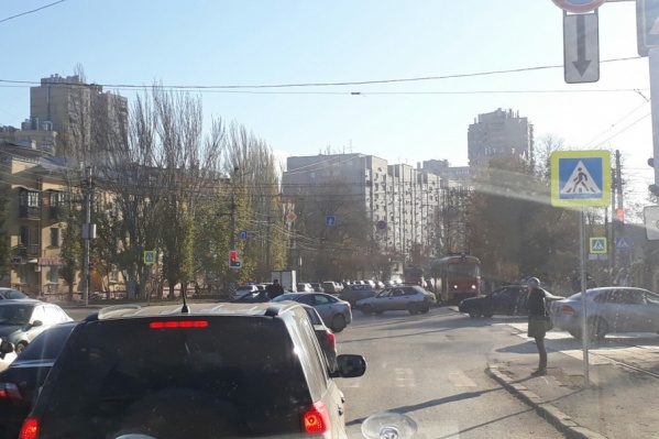 Волгоградцы встретили утро в длинных пробках Волгоградцы встретили утро в длинных пробках