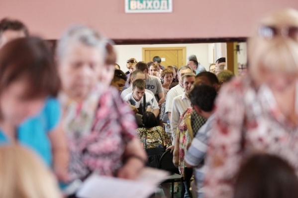 К девяти часам утра в администрацию прибыли сотни дольщиков К девяти часам утра в администрацию прибыли сотни дольщиков