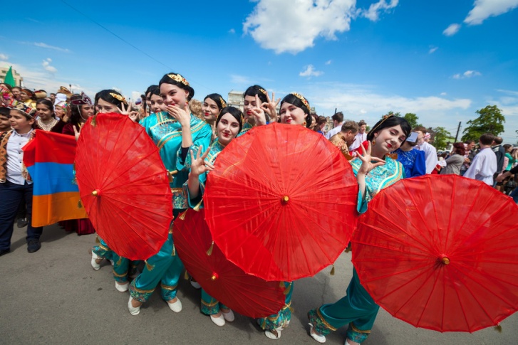 На парад вышли представители диаспор, населяющих Южный Урал