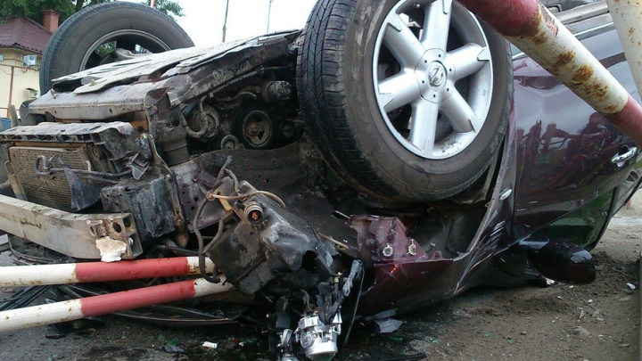 Nissan Murano влетел в шлагбаум возле Гилевского кольца и перевернулся