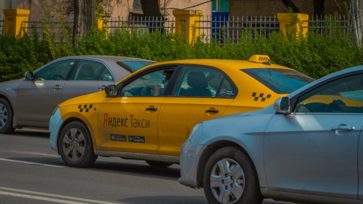 Дорожные разборки: в Ростове таксист «подвез» мужчину на двери своего автомобиля