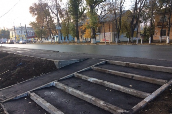 Площадку будущей остановки общественного транспорта уже заасфальтировали Площадку будущей остановки общественного транспорта уже заасфальтировали