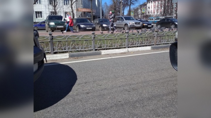 На крупном проспекте в Ярославле поставили новый чугунный забор